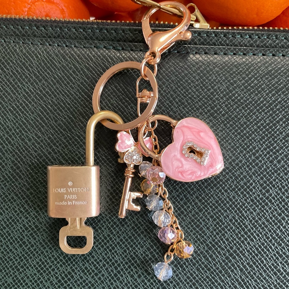 Louis Vuitton✅AUTHENTIC PADLOCK+KEY 
 FREE GENERIC KEYCHAIN - Picture 3 of 3